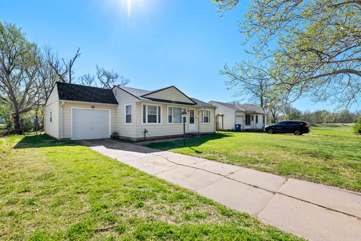 2116 S Edgemoor St, Wichita, KS 67218 - #1