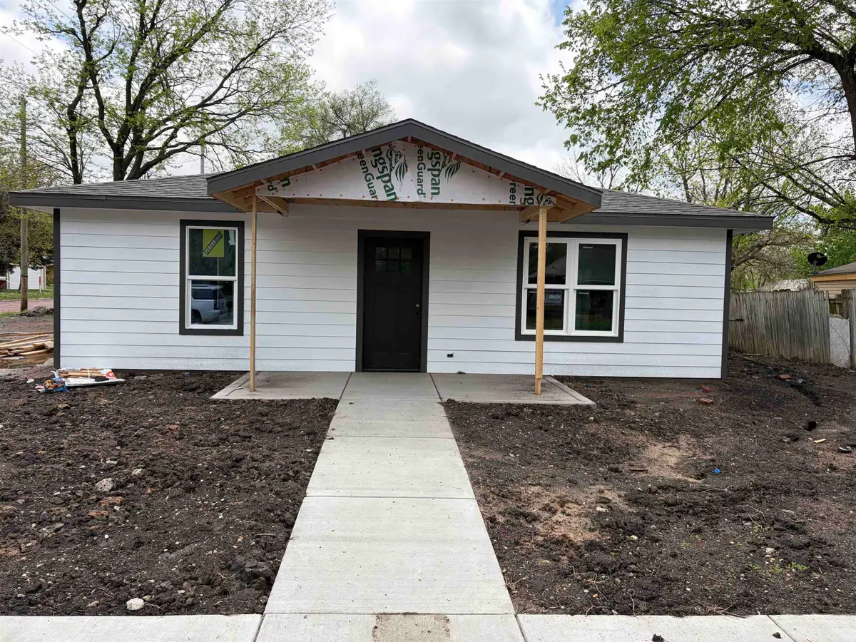 623 E 8th St, Newton, KS 67114 - #1