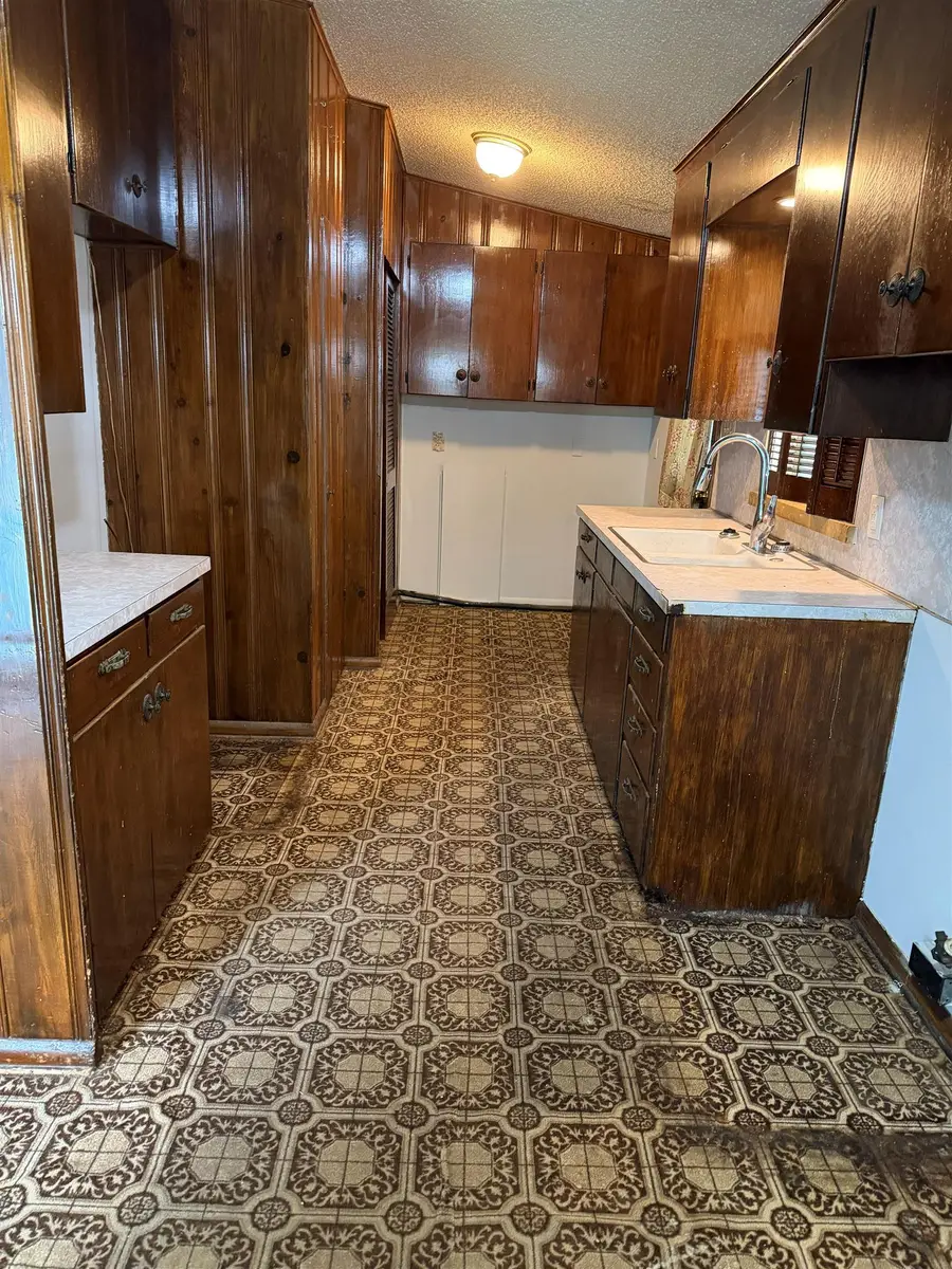 1507 Ann St, Winfield, KS 67156 - #2