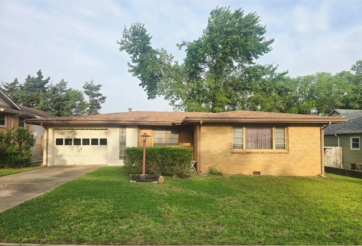 329 N College St, Winfield, KS 67156 - #1