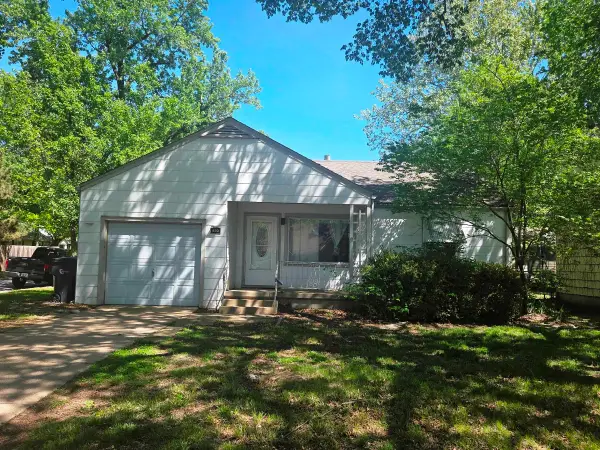 820 Grandview Ave, Newton, KS 67114