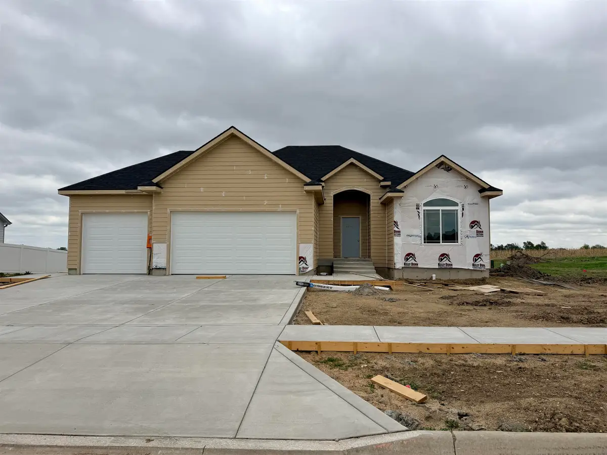 2211 Huntwood Dr, Salina, KS 67401 - #1