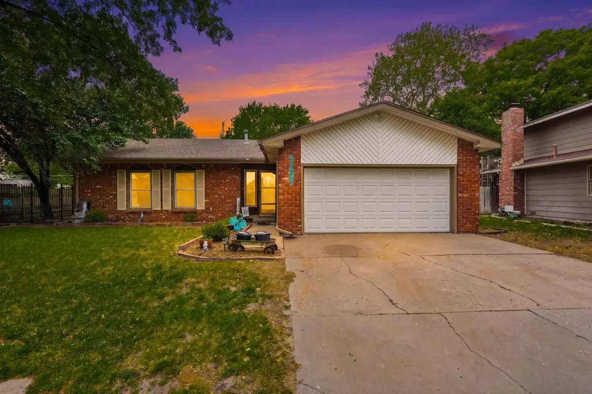 1121 N Hazelwood Ln, Wichita, KS 67212 - #1