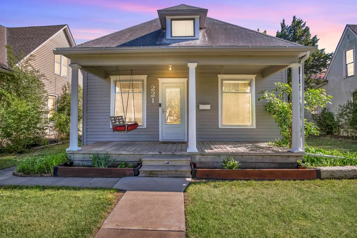 221 E 10th, Newton, KS 67114 - #1