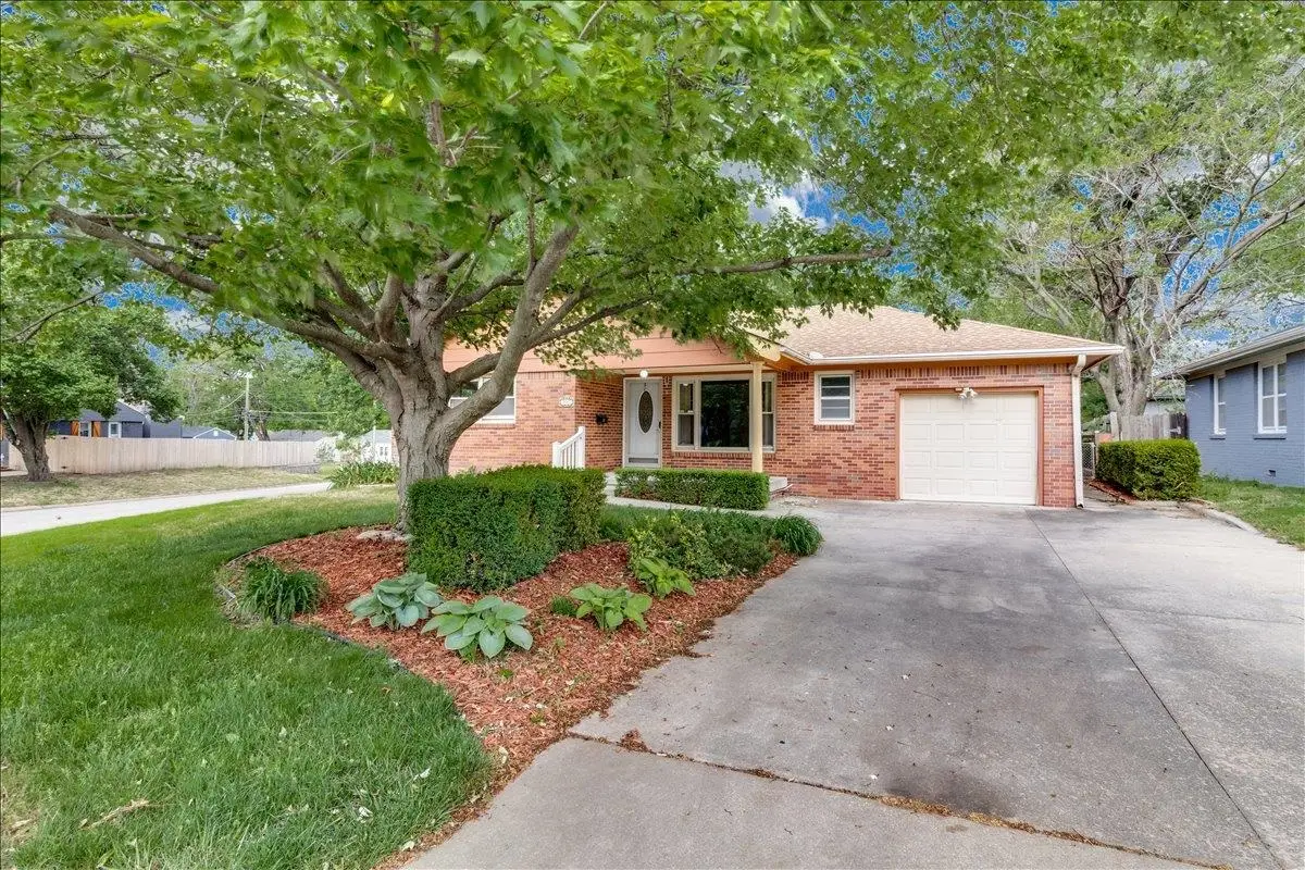 901 N El Paso Dr, Derby, KS 67037 - #1