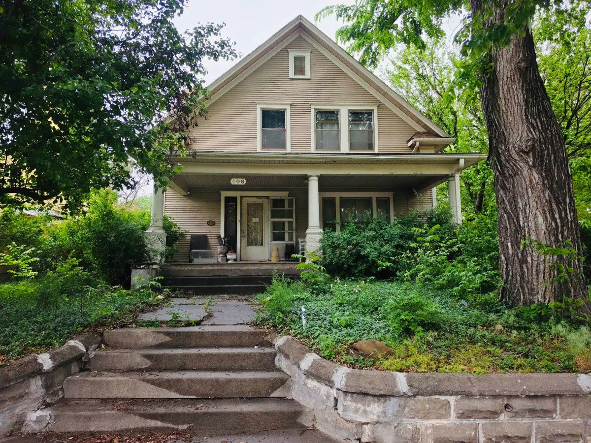 608 E 1st, Newton, KS 67114-3911 - #1