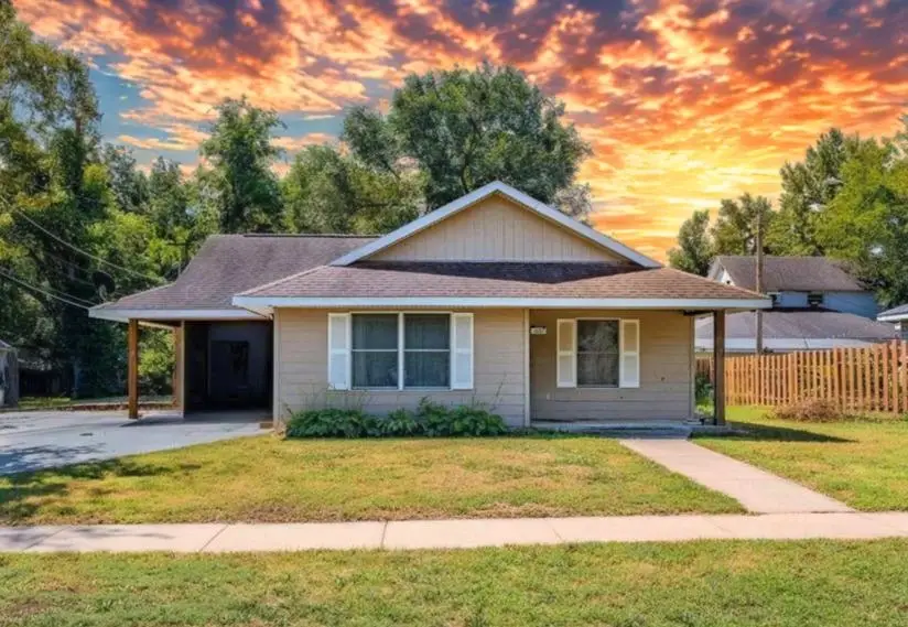 219 W 13th Ave, Winfield, KS 67156 - #1