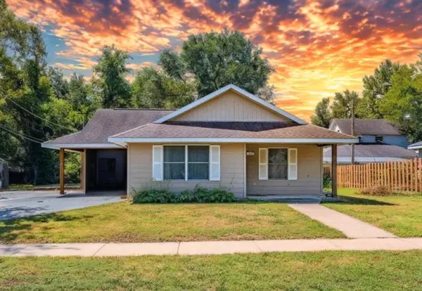 219 W 13th Ave, Winfield, KS 67156