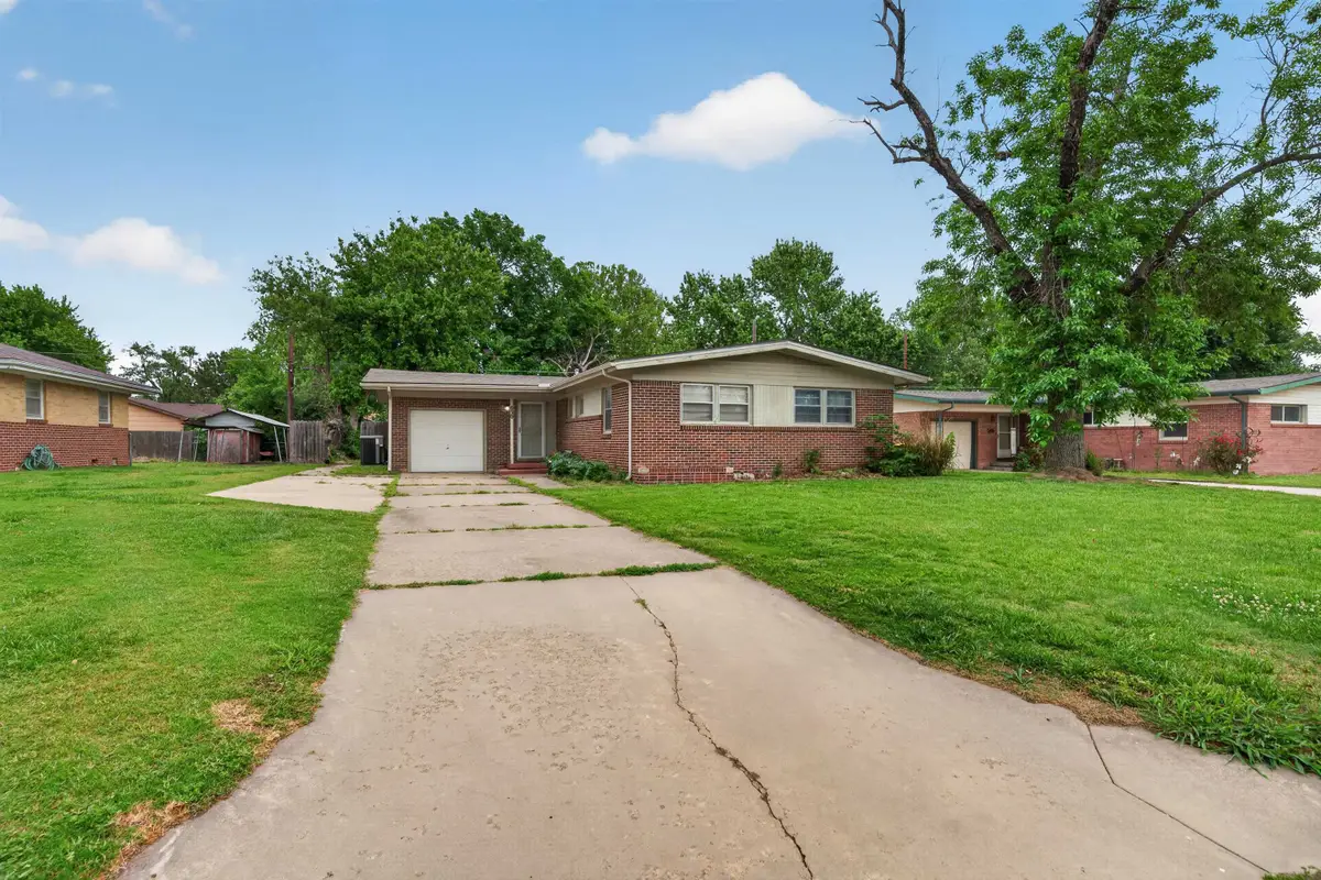 830 Anita Dr, Haysville, KS 67060 - #1