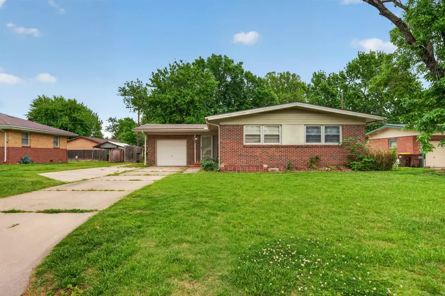830 Anita Dr, Haysville, KS 67060 - #2