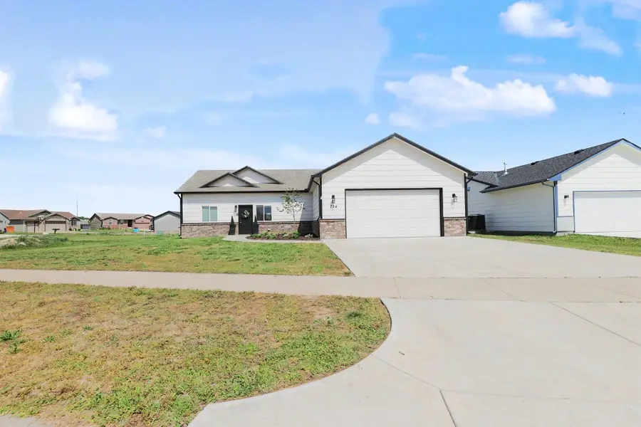 724 N Redbud Ave, Valley Center, KS 67147 - #2