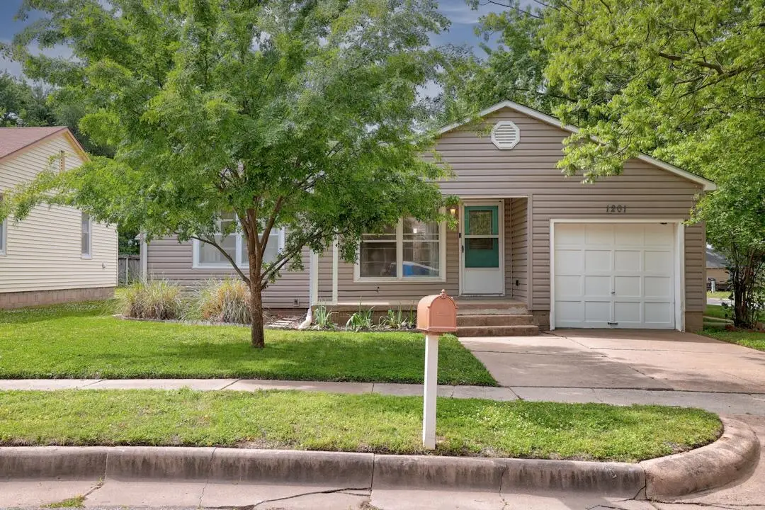 1201 E 2nd, Winfield, KS 67156 - #1