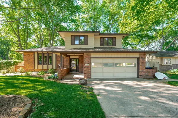 1112 E James St, Derby, KS 67037
