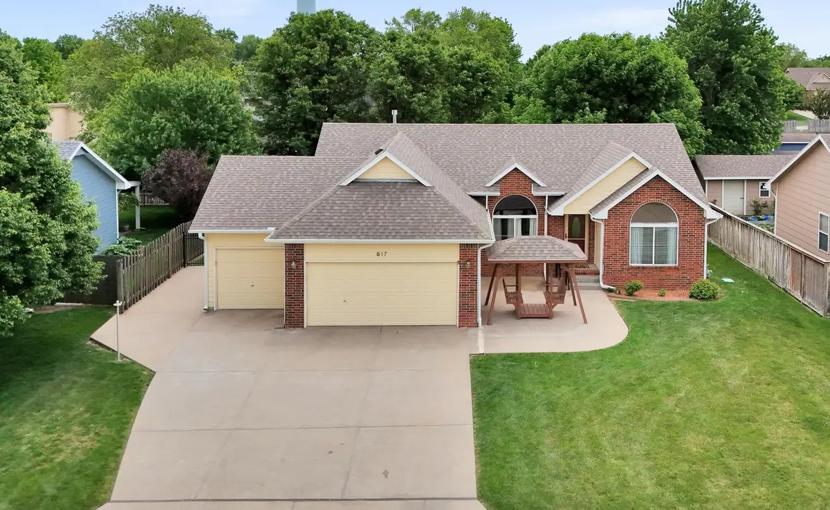 817 Country Ln, Newton, KS 67114 - #1
