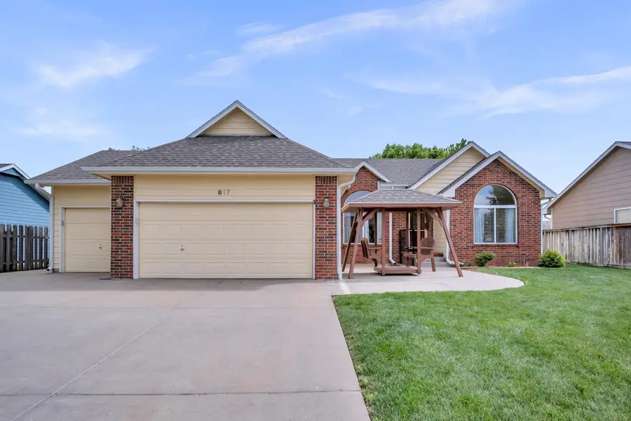 817 Country Ln, Newton, KS 67114 - #2