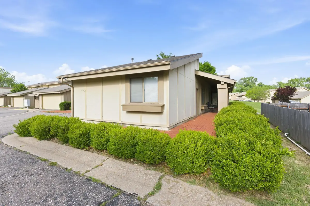 8201 E Harry St Unit 703, Wichita, KS 67207 - #1
