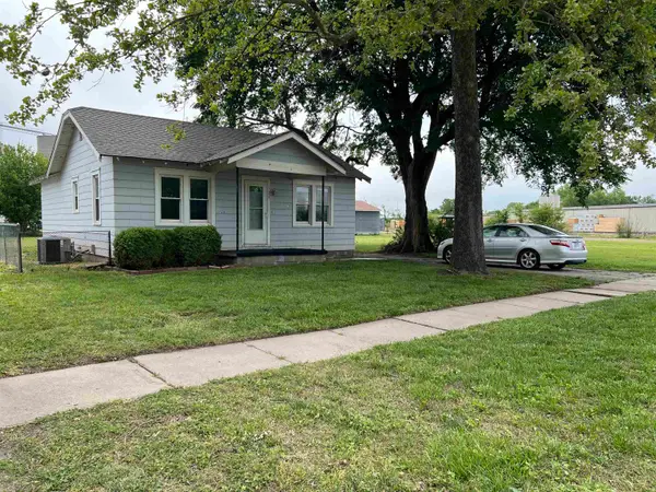 128 S Cedar Ave, Valley Center, KS 67147