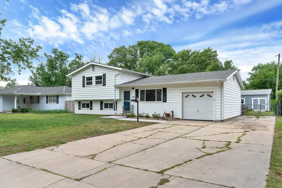 995 N Country Acres Ave, Wichita, KS 67212 - #2