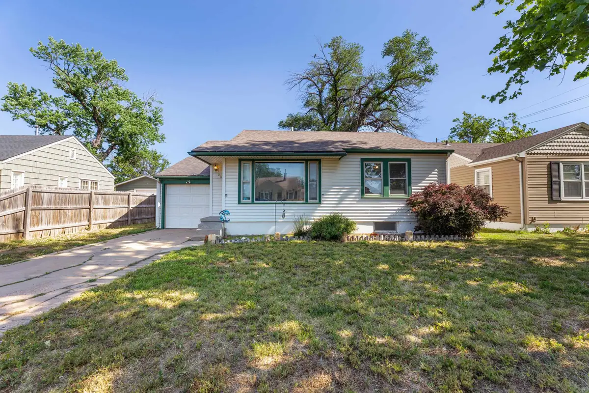 202 W 25th Ave, Hutchinson, KS 67502 - #1