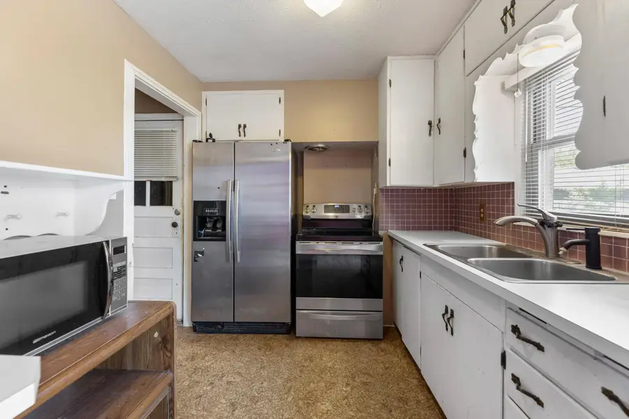 202 W 25th Ave, Hutchinson, KS 67502 - #2