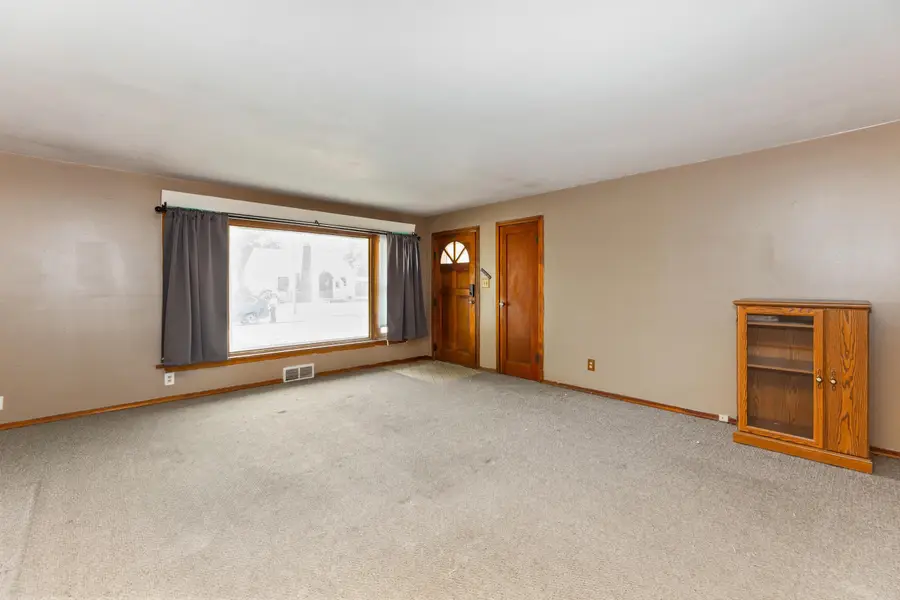 202 W 25th Ave, Hutchinson, KS 67502 - #3
