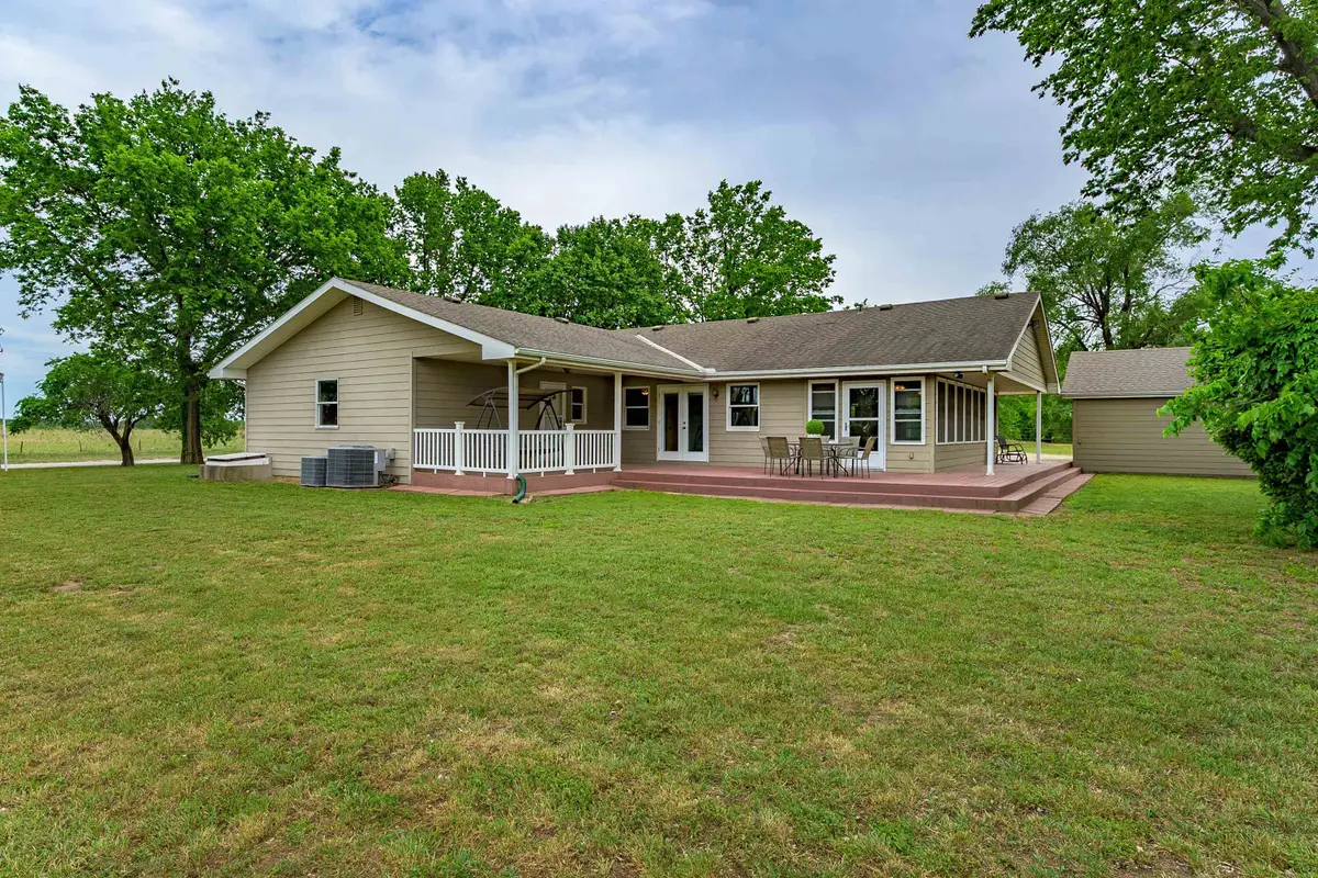 829 N Greenwich Rd, Belle Plaine, KS 67013 - #1