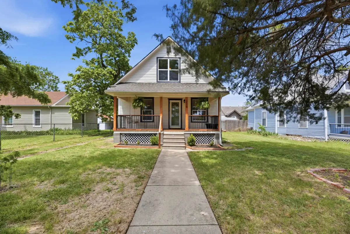 218 E 10th St, Newton, KS 67114 - #1