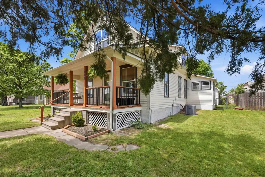 218 E 10th St, Newton, KS 67114 - #3