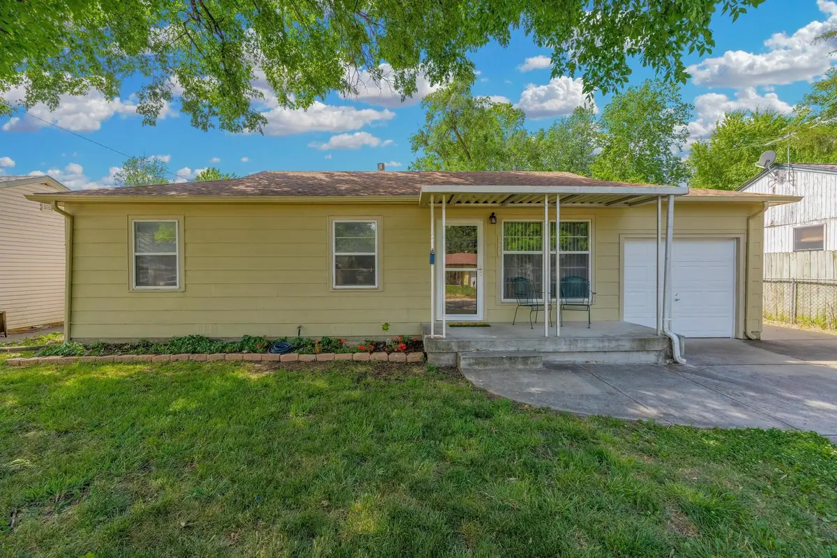 425 W 4th, Haysville, KS 67060 - #1