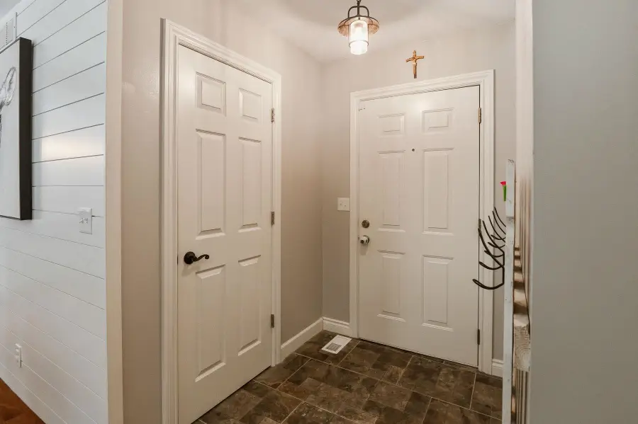907 N Pine Grove St, Wichita, KS 67212 - #2