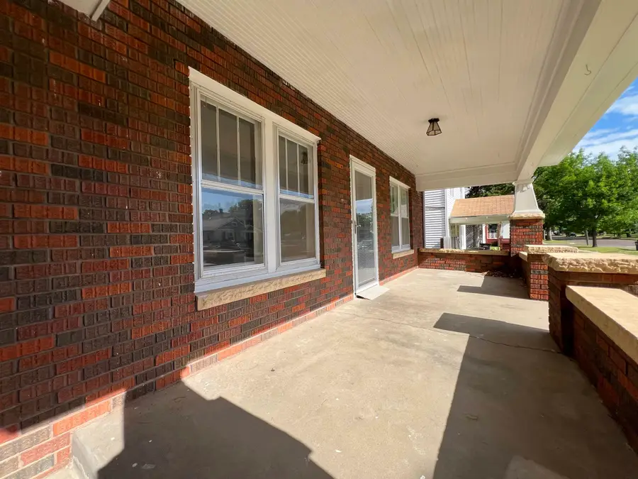 215 N 3rd, Arkansas City, KS 67005 - #3