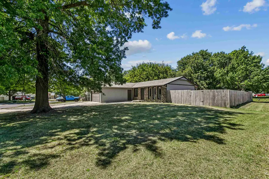 302 W Cherokee Dr, Kechi, KS 67067 - #2