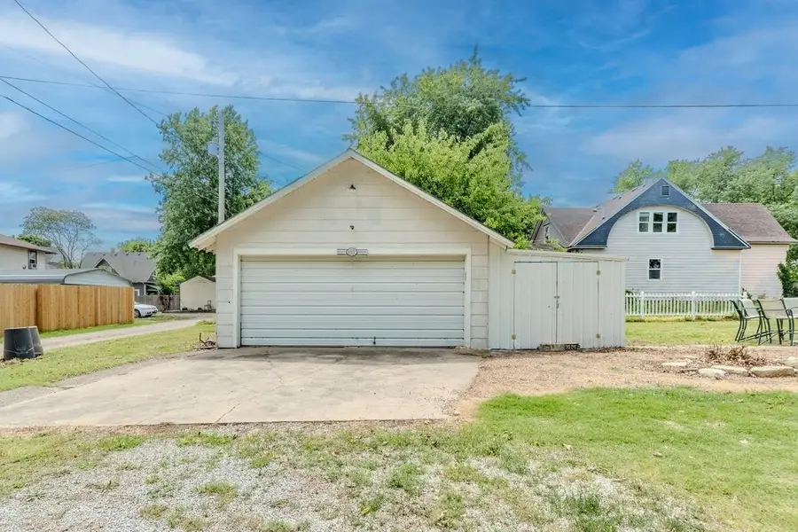 1306 Loomis St, Winfield, KS 67156 - #2