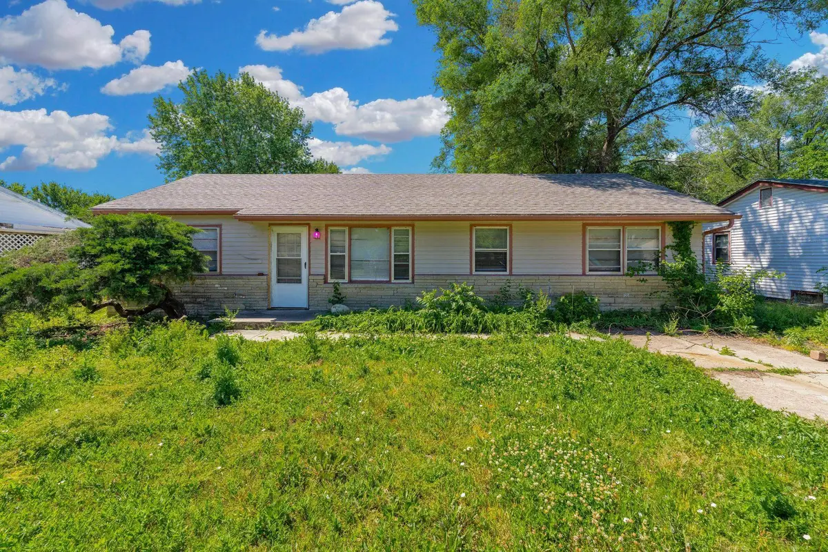 2009 E 52nd St, Wichita, KS 67216 - #1