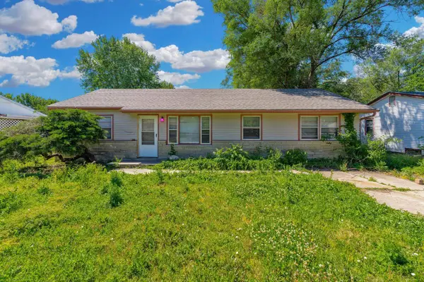 2009 E 52nd St, Wichita, KS 67216
