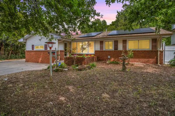 2304 E Glen Oaks Dr, Wichita, KS 67216