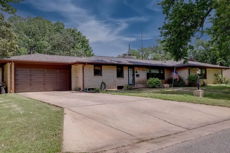 1810 E 13th Ave, Winfield, KS 67156 - #2