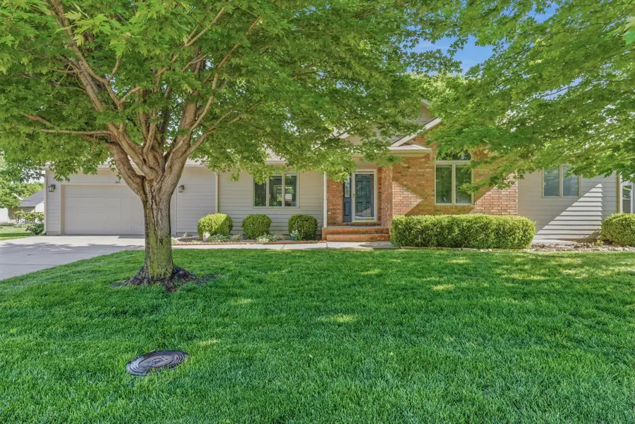 506 Wedgewood Ct, Hesston, KS 67062 - #2