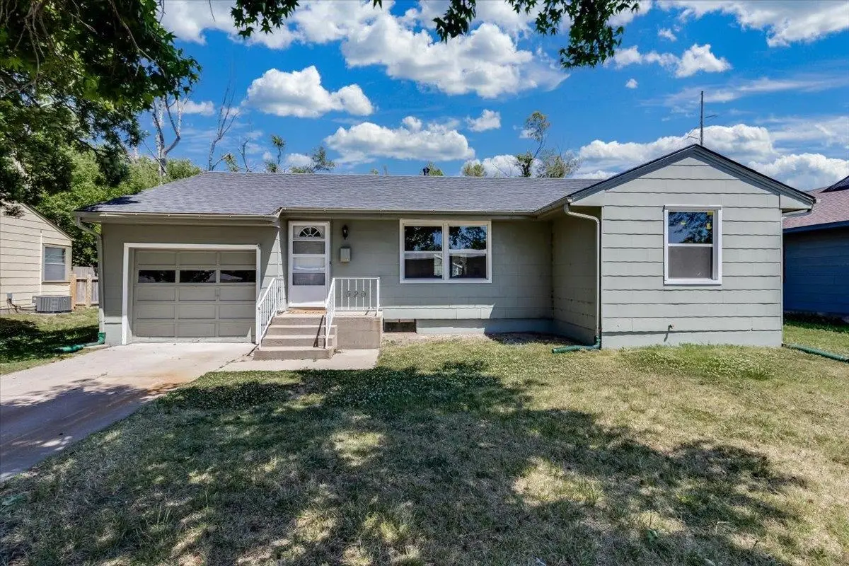 520 Harvey St, Halstead, KS 67056 - #1