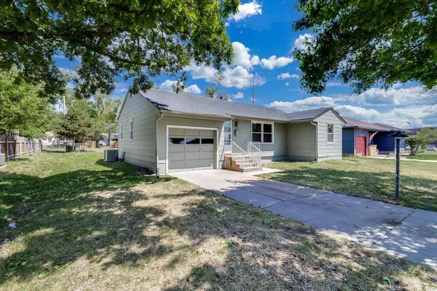 520 Harvey St, Halstead, KS 67056 - #2