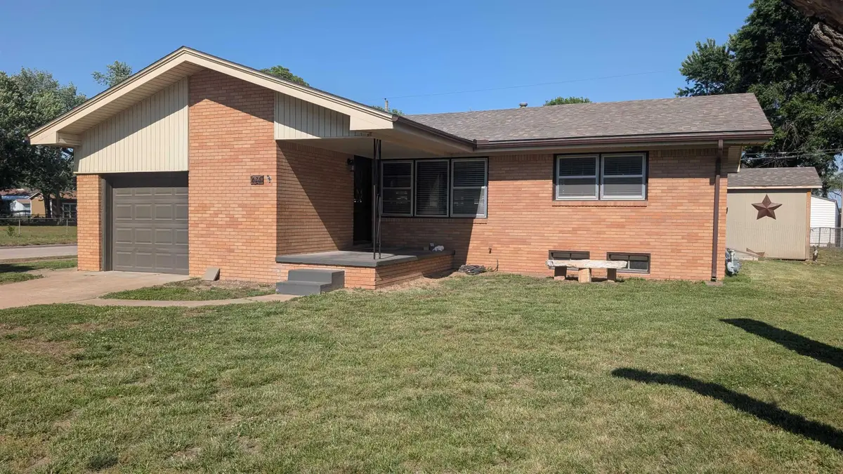 626 N Friend St, Belle Plaine, KS 67013 - #1