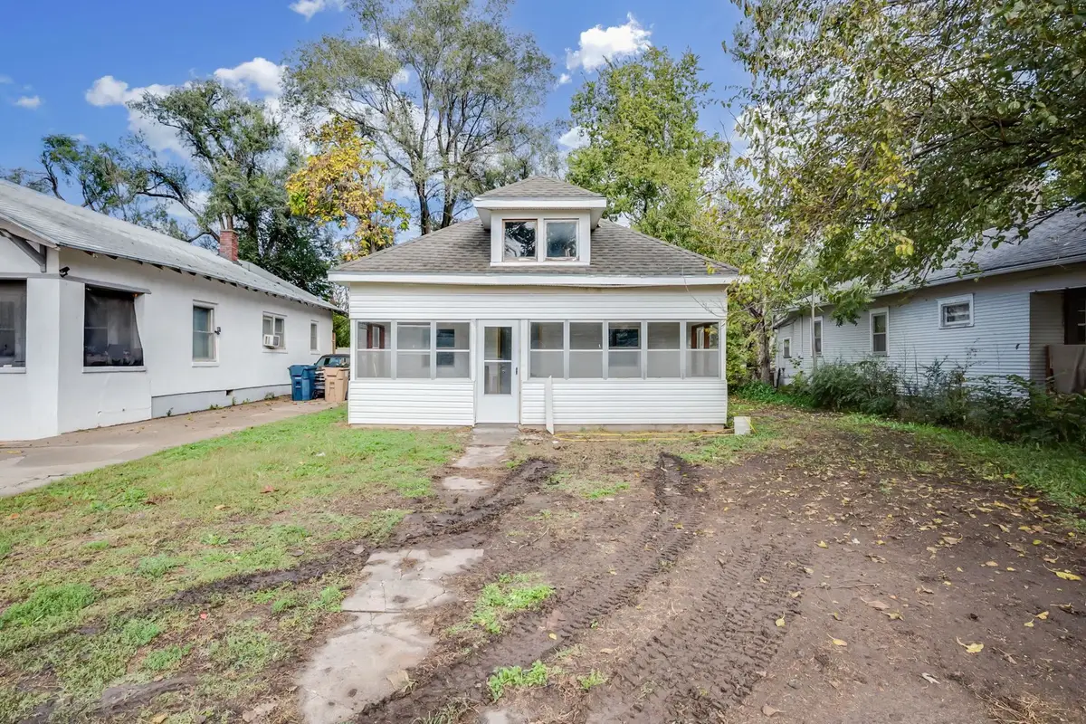 724 E 1st Ave, Hutchinson, KS 67501 - #1