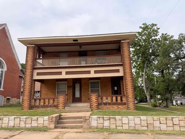308 E 5th Ave, Arkansas City, KS 67005