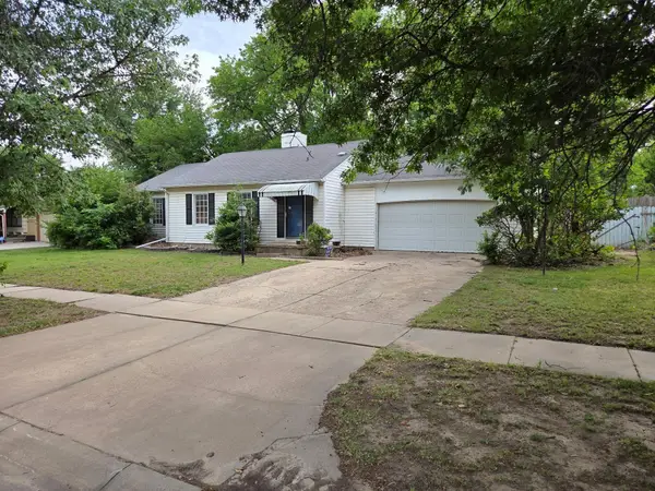 1131 S Apache Dr, Wichita, KS 67207