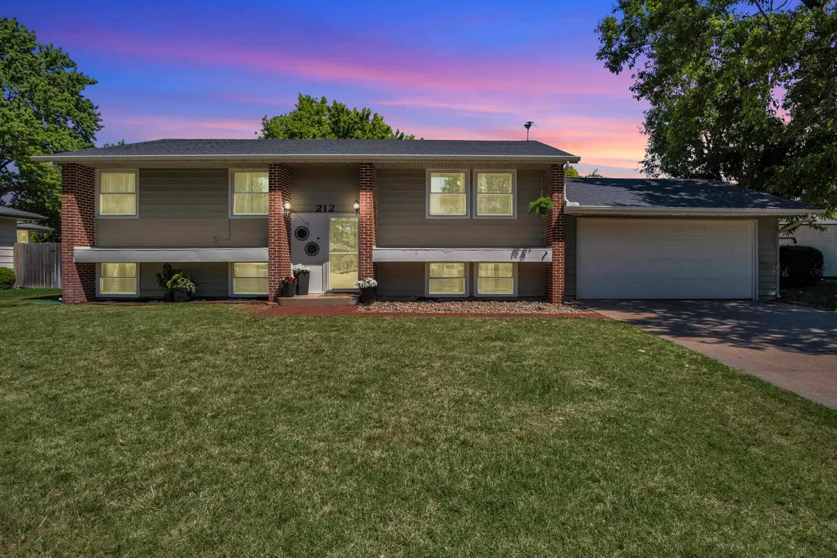 212 Brookside Dr, Newton, KS 67114 - #1
