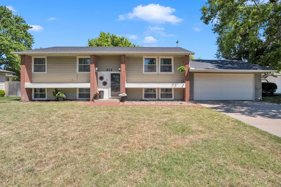 212 Brookside Dr, Newton, KS 67114 - #2