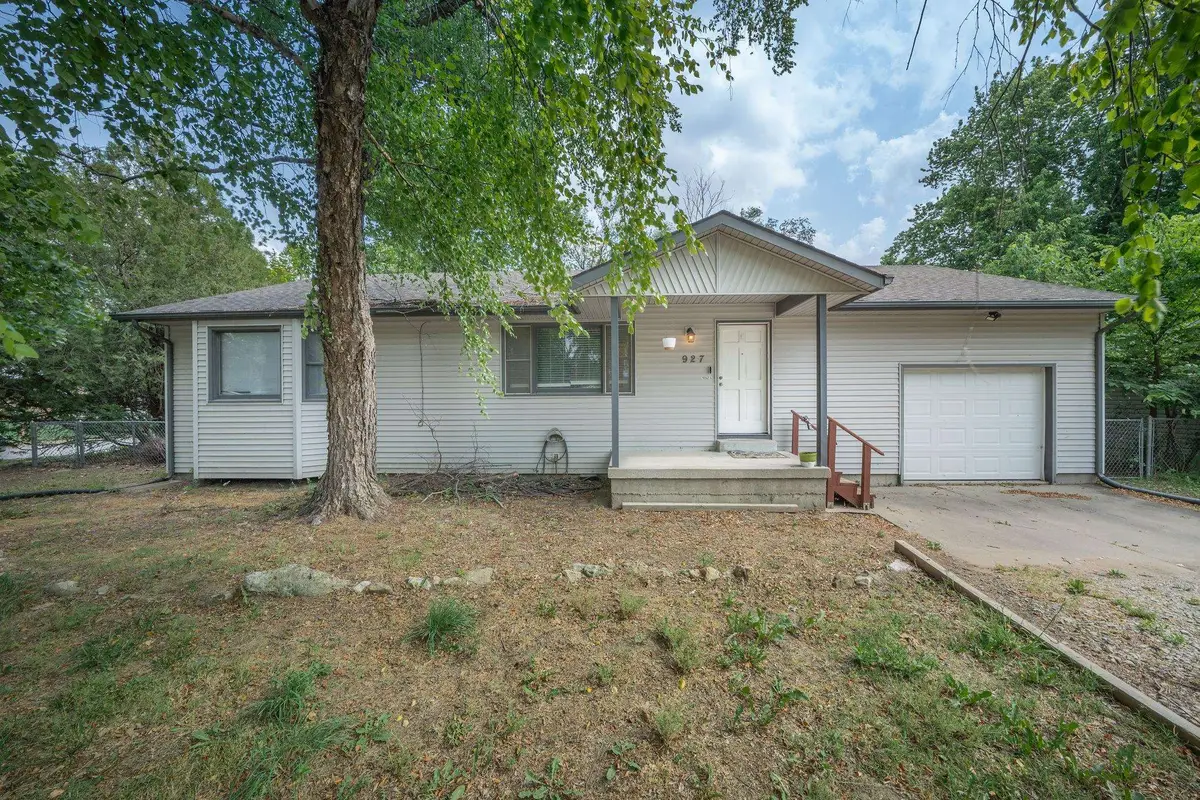 927 E 43rd Ave, Wichita, KS 67216 - #1