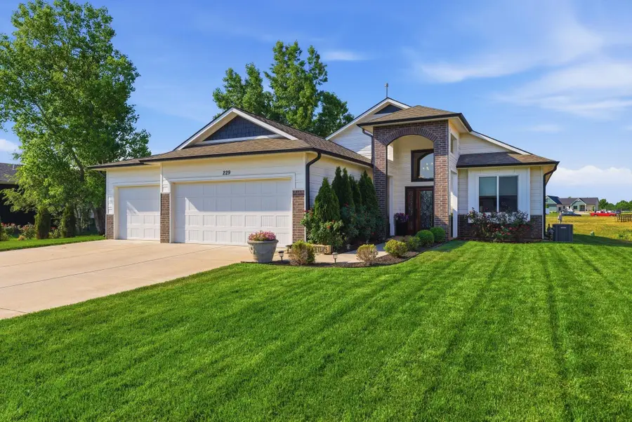 229 W Lakeside Dr, Cheney, KS 67025 - #2