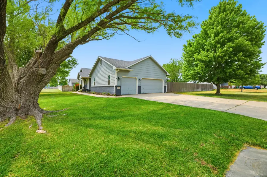 275 S Marlen Dr, Haysville, KS 67060 - #3