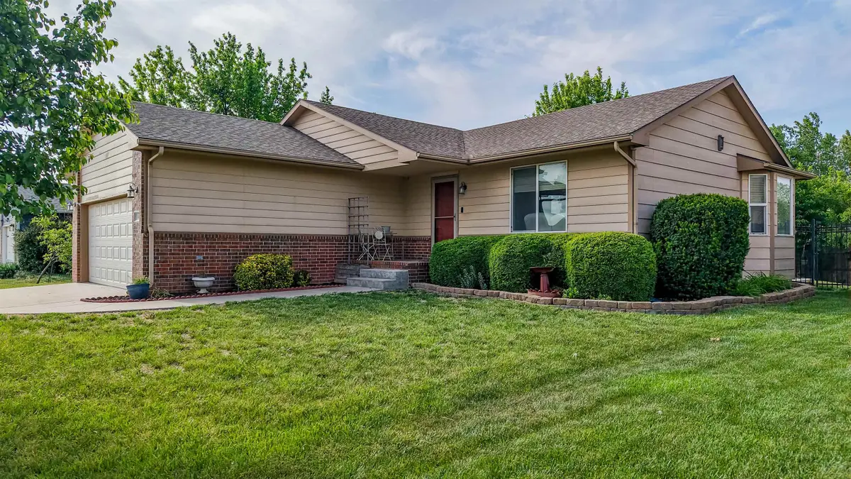 104 Sheffield, Newton, KS 67114 - #1